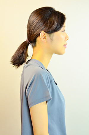 肩が前に出ている