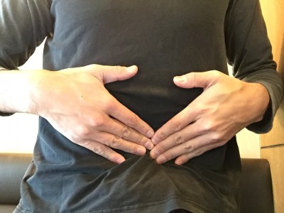 お腹揉み